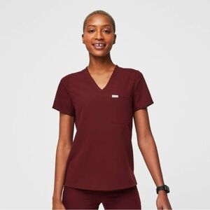 Catarina top (size xs) and Kade cargo pants (size s) figs scrub set